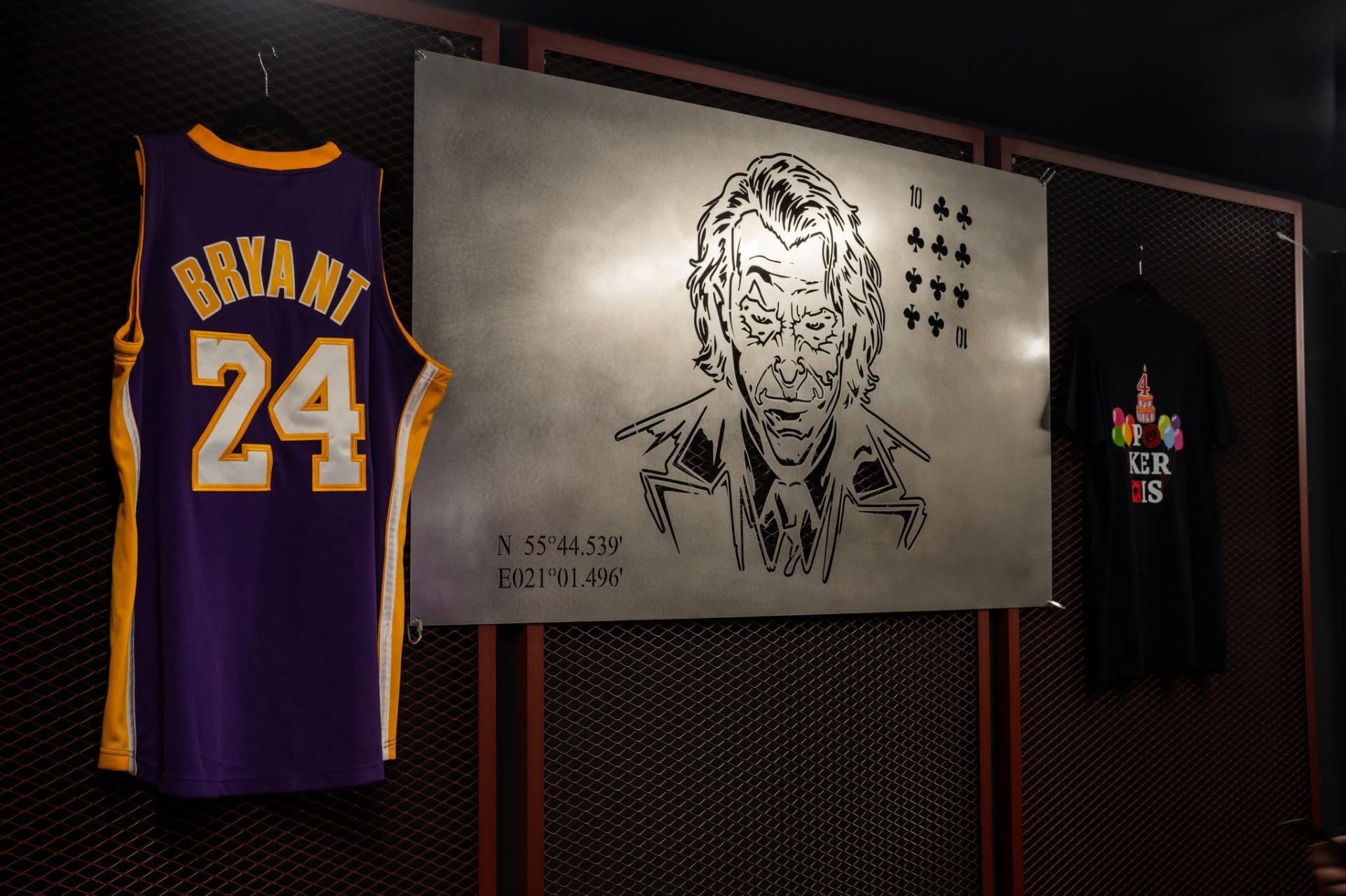 Sporto atributika Pokerais klube — Kobe Bryant marškinėliai ir Joker paveikslas
