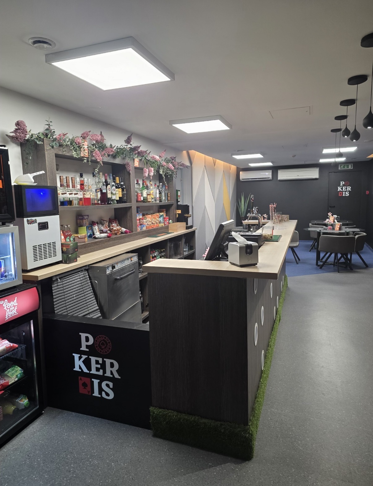 Klubo baras su gėrimais