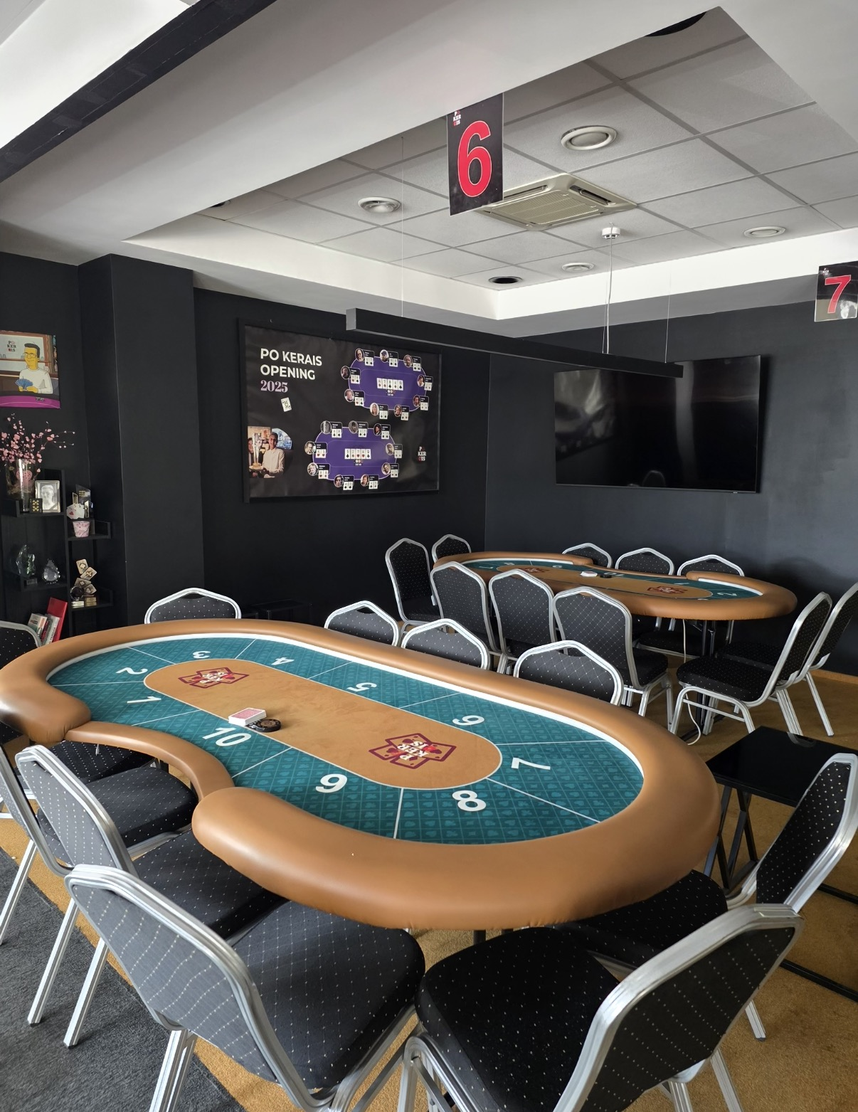 Pagrindinė pokerio salė su stalais