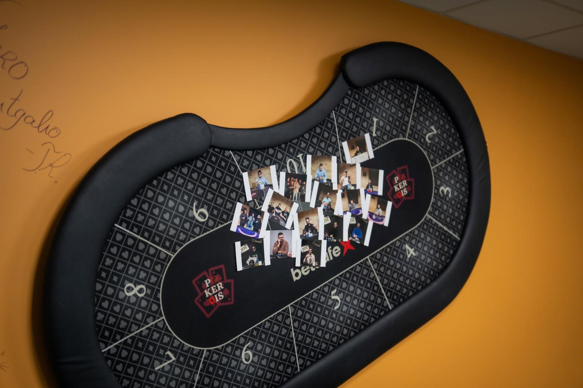 Pokerais klubo turnyrų akimirkų kolažas ant pokerio stalo
